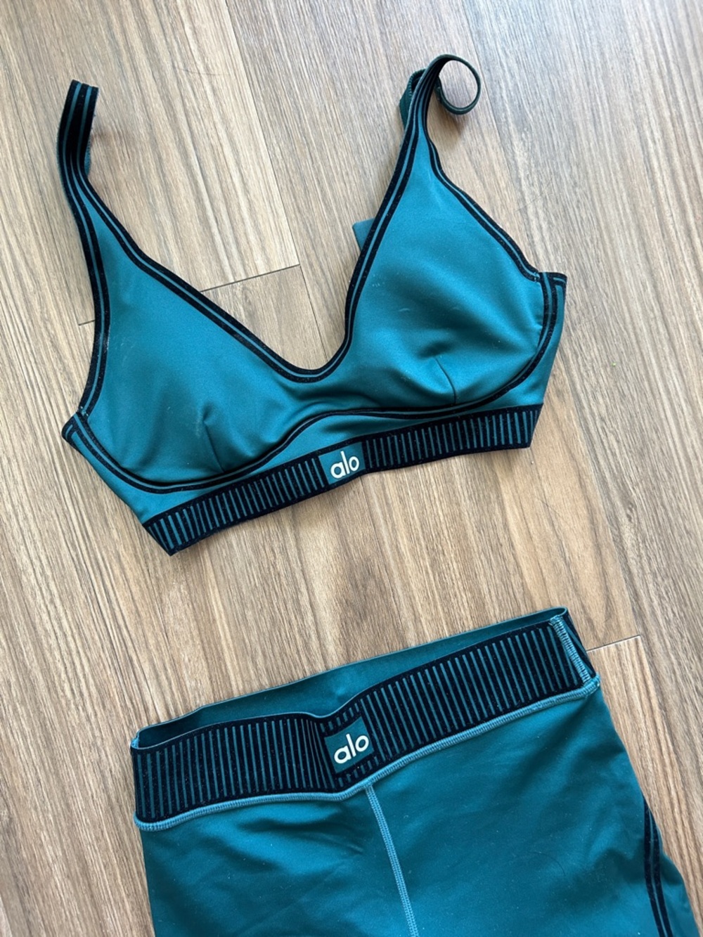 ALO Yoga Teal High-Waist Leggings and sports bra with Black Stripe